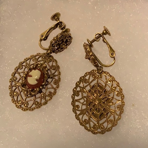 Vintage Cameo Screw back earrings - Picture 2 of 2